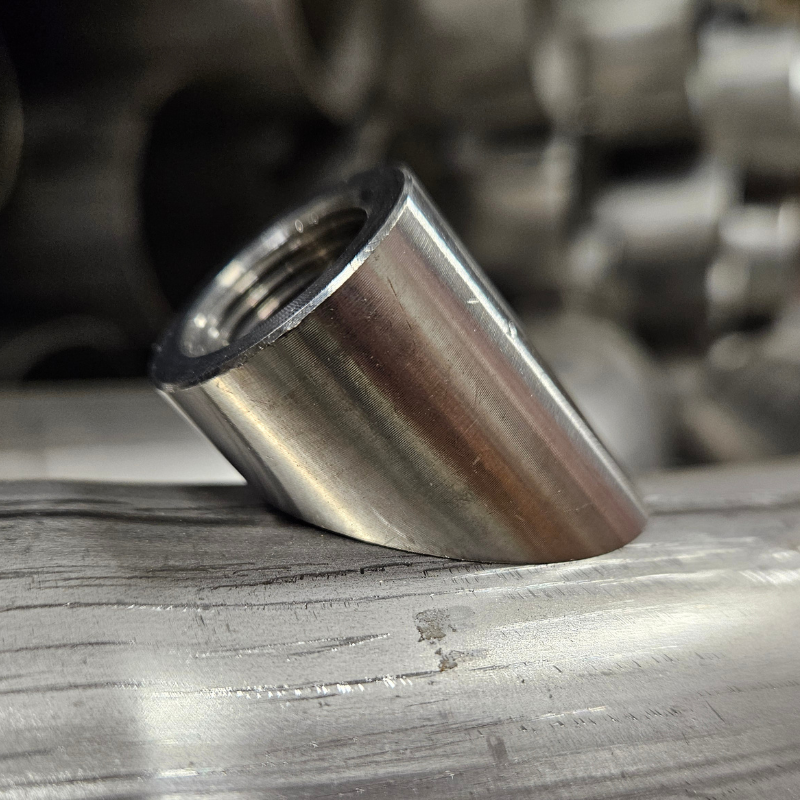 Buet lambdamutter M18x1,5 rustfritt stål (45°)