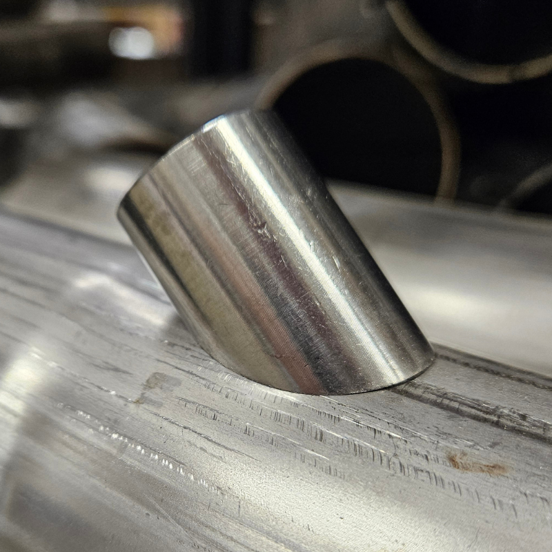Buet lambdamutter M18x1,5 rustfritt stål (45°)